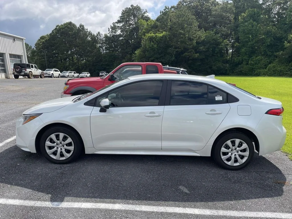 Used 2025 Wind Chill Pearl Toyota LE image 5