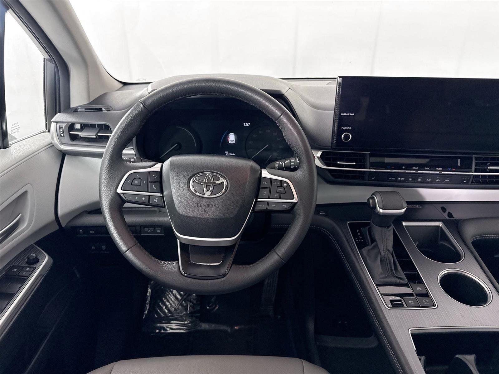 Used 2026 Wind Chill Pearl Toyota XLE 8-Passenger image 33