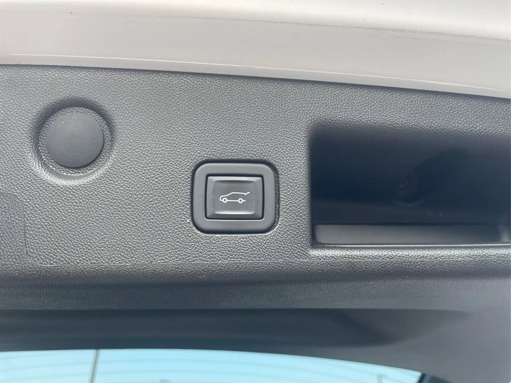 Used 2024 Summit White Chevrolet LT image 24