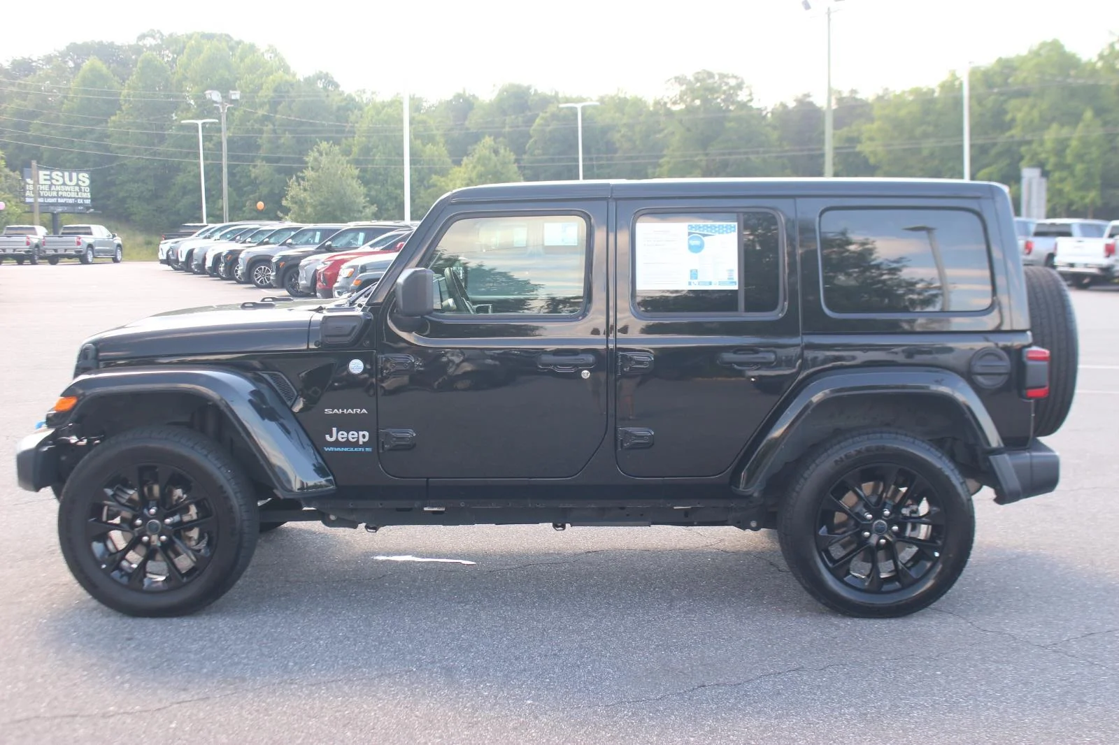 Used 2024  Jeep Sahara image 4