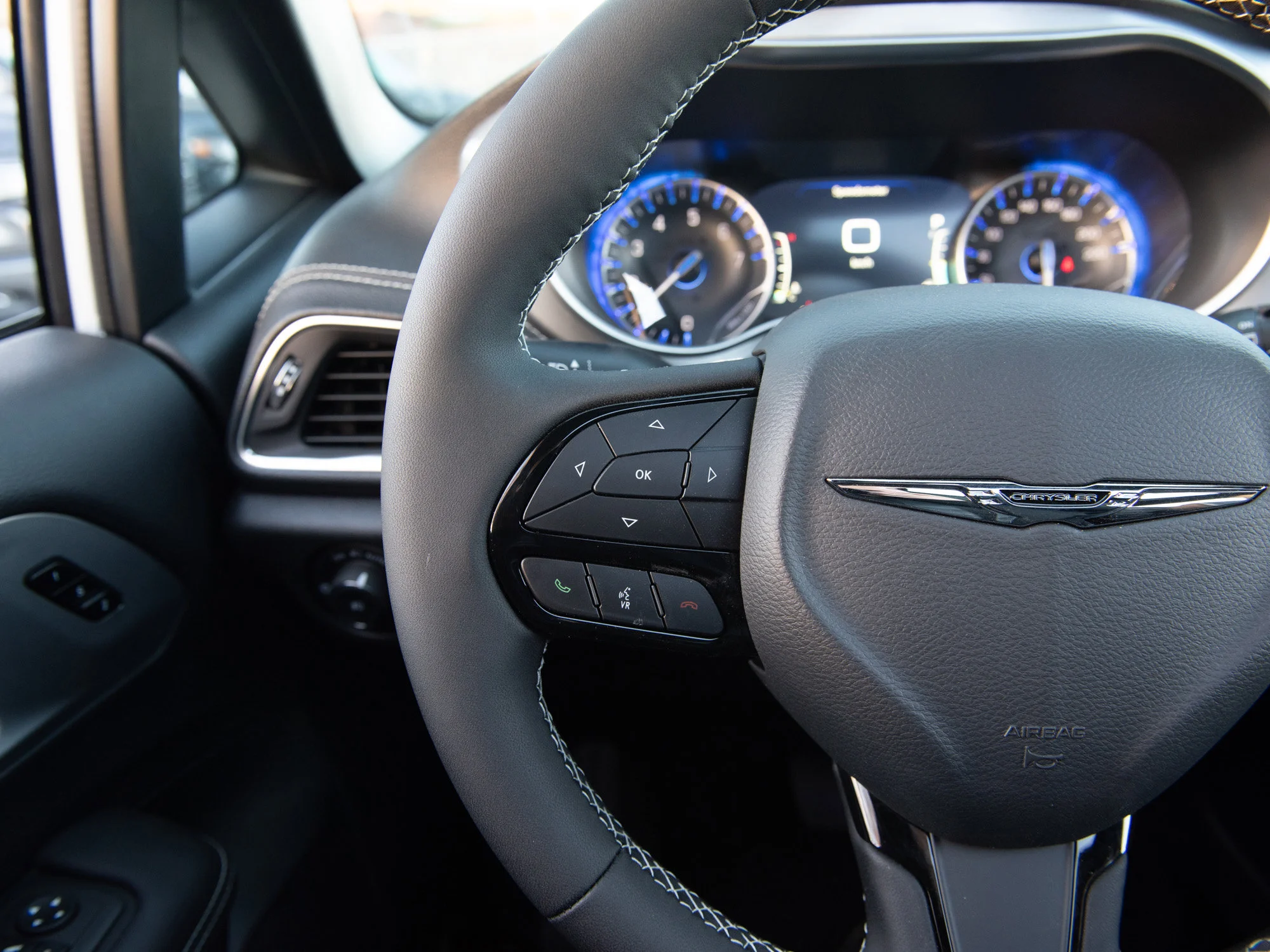 Used 2025 White Chrysler Limited* AWD, Safety Sphere, Panoramic Sunroof, Cooled/Heated Leather image 11