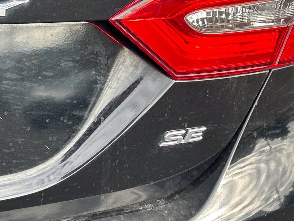 Used 2018 Midnight Black Metallic Toyota SE image 9