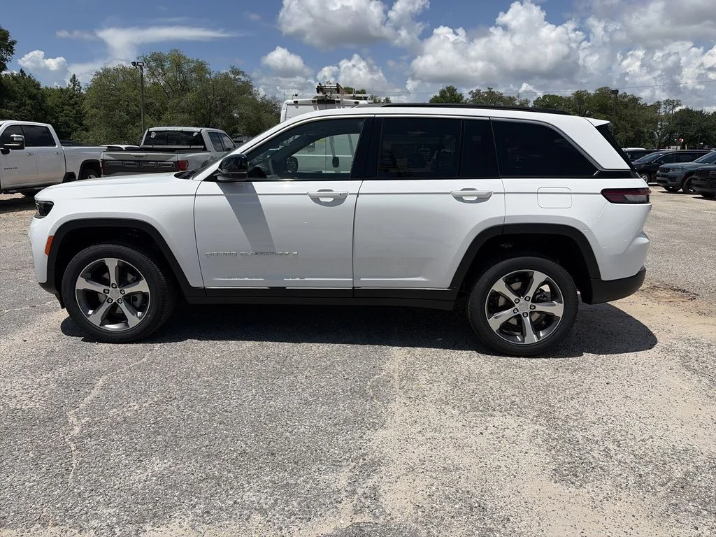 New 2026 Bright White Clear-Coat Exterior Paint Jeep Limited image 3