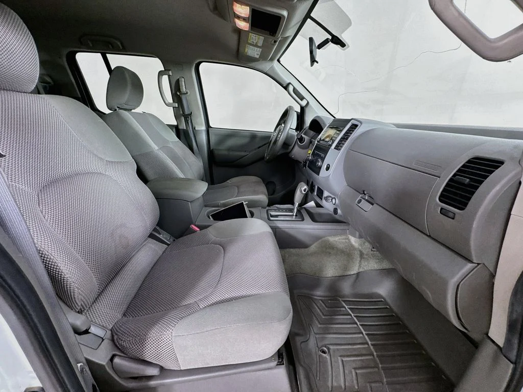 Used 2014 Glacier White Nissan SV image 31
