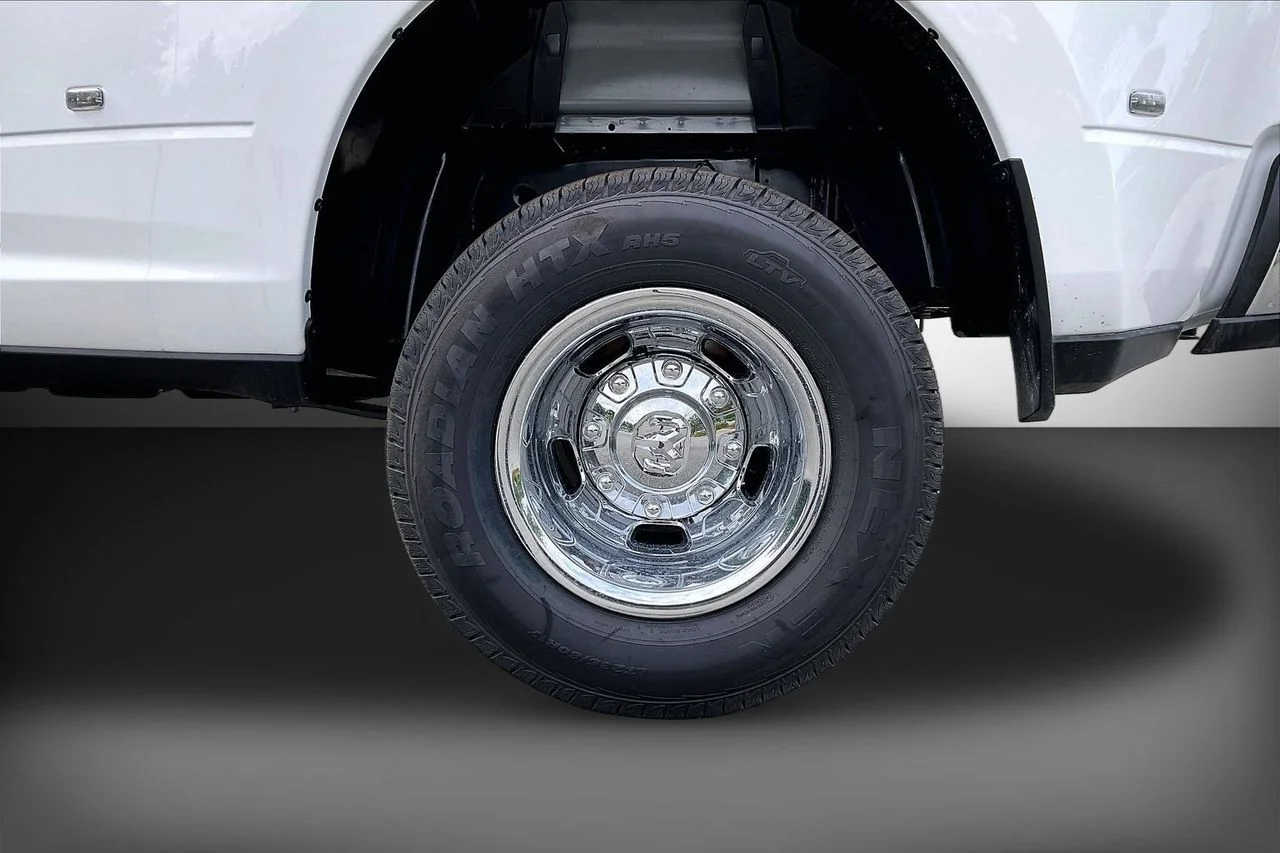New 2026 Bright White Clear-Coat Exterior Paint RAM Tradesman image 30