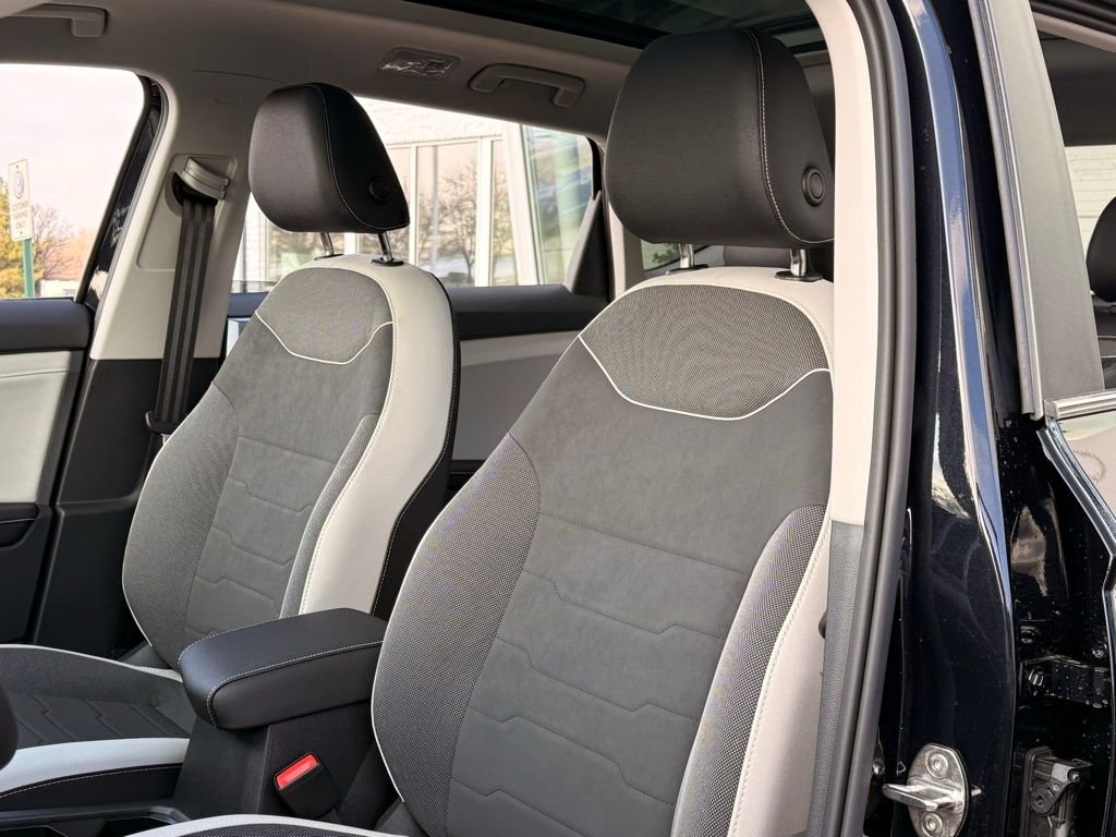 New 2026 Deep Black Pearl Volkswagen 1.5T SE image 11