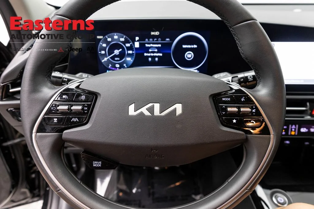Used 2024 Black Kia Wind image 11