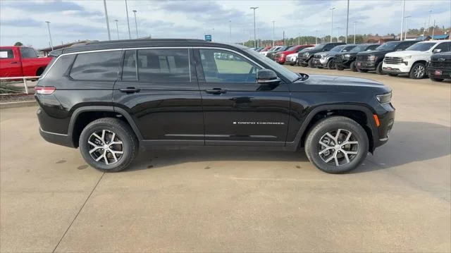 New 2025 Diamond Black Crystal Pearl-Coat Exterior Paint Jeep Limited image 14