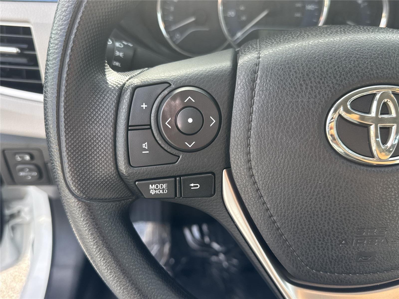 Used 2014 Super White Toyota LE image 9