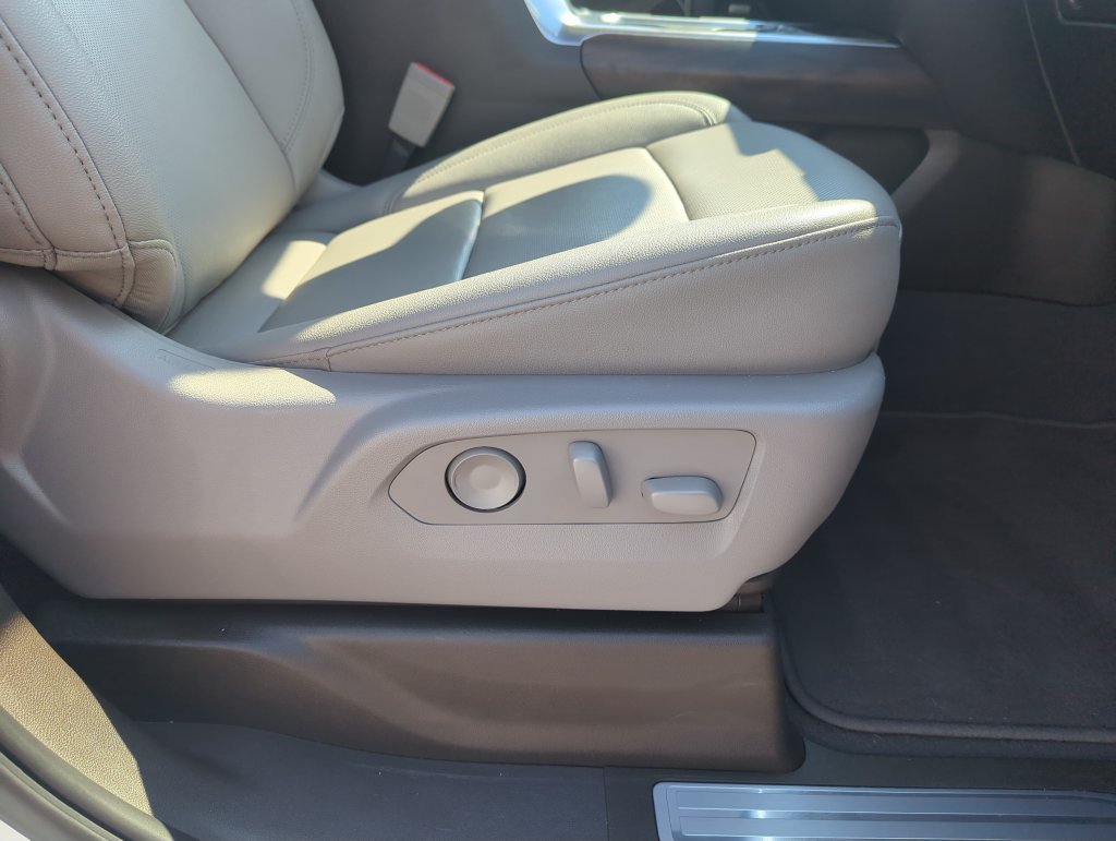 Used 2025 White GMC SLT image 36