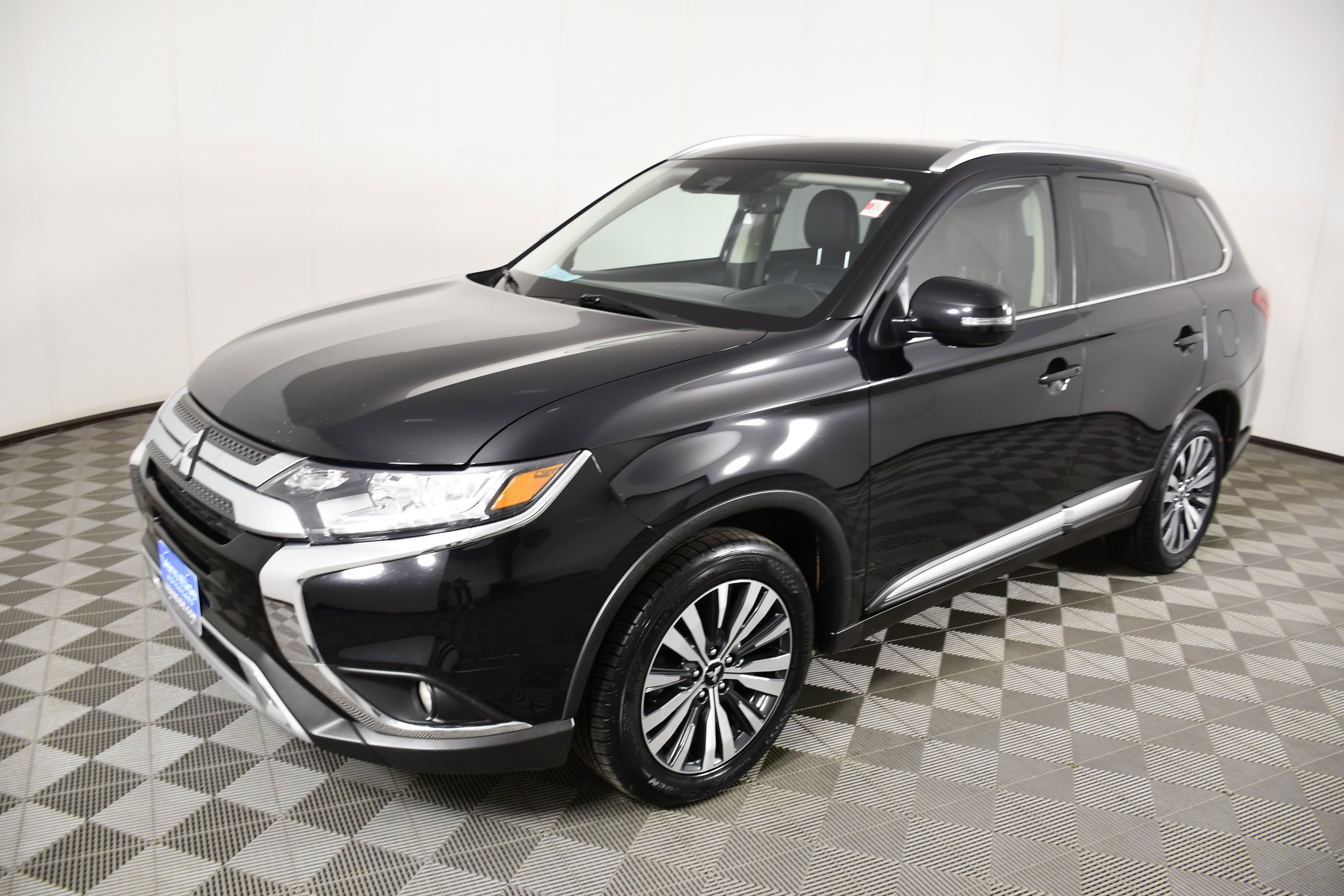 Used 2020 Labrador Black Metallic Mitsubishi SEL image 10