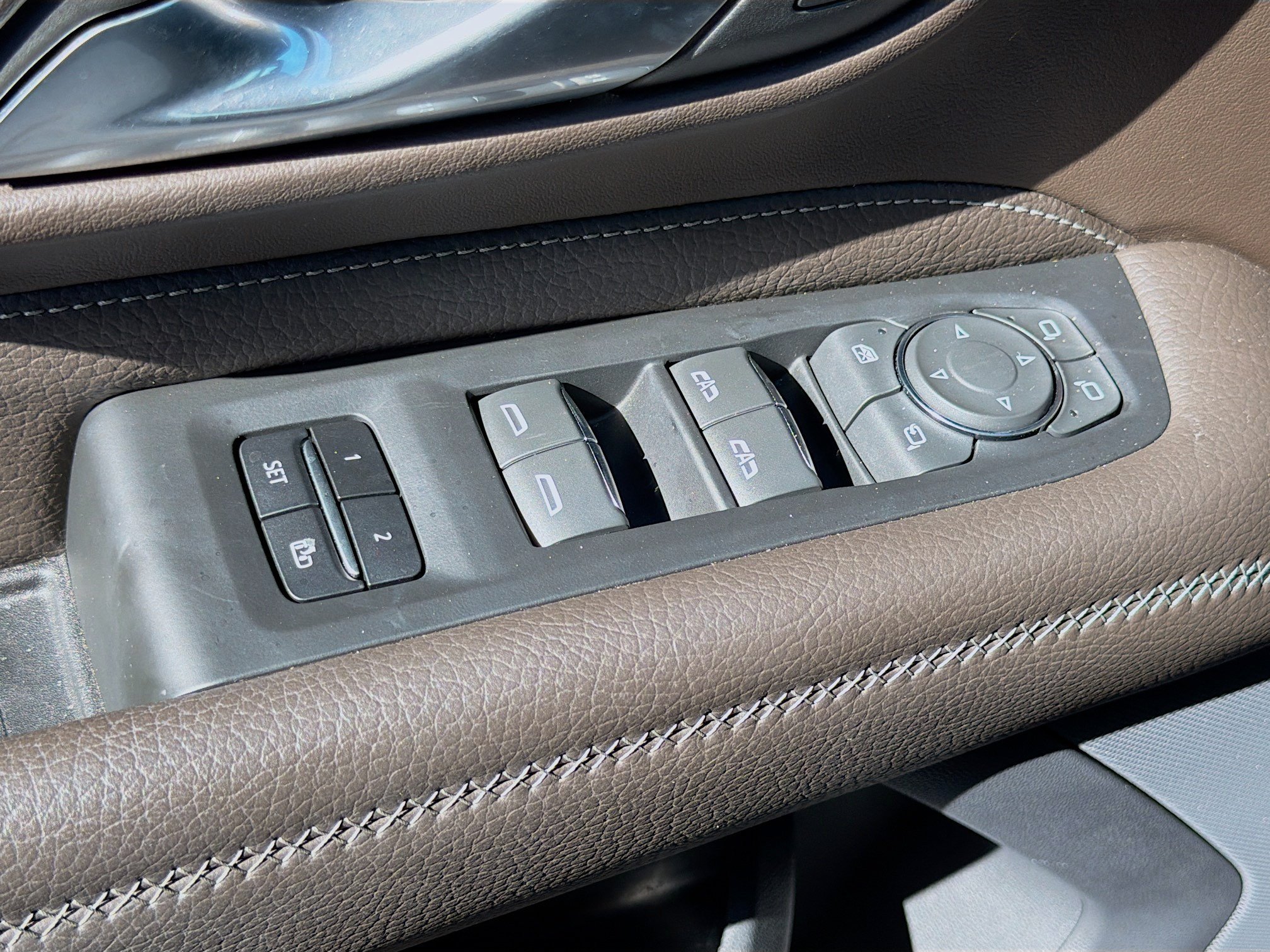 Used 2022 White Frost Tricoat GMC Denali image 25