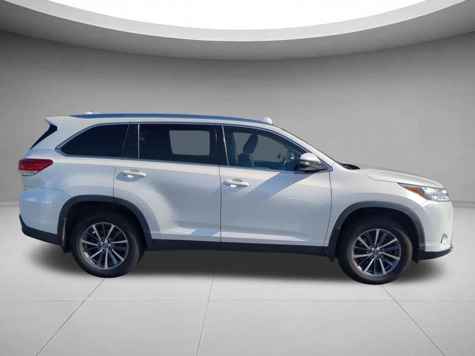 Used 2019  TOYOTA  image 6