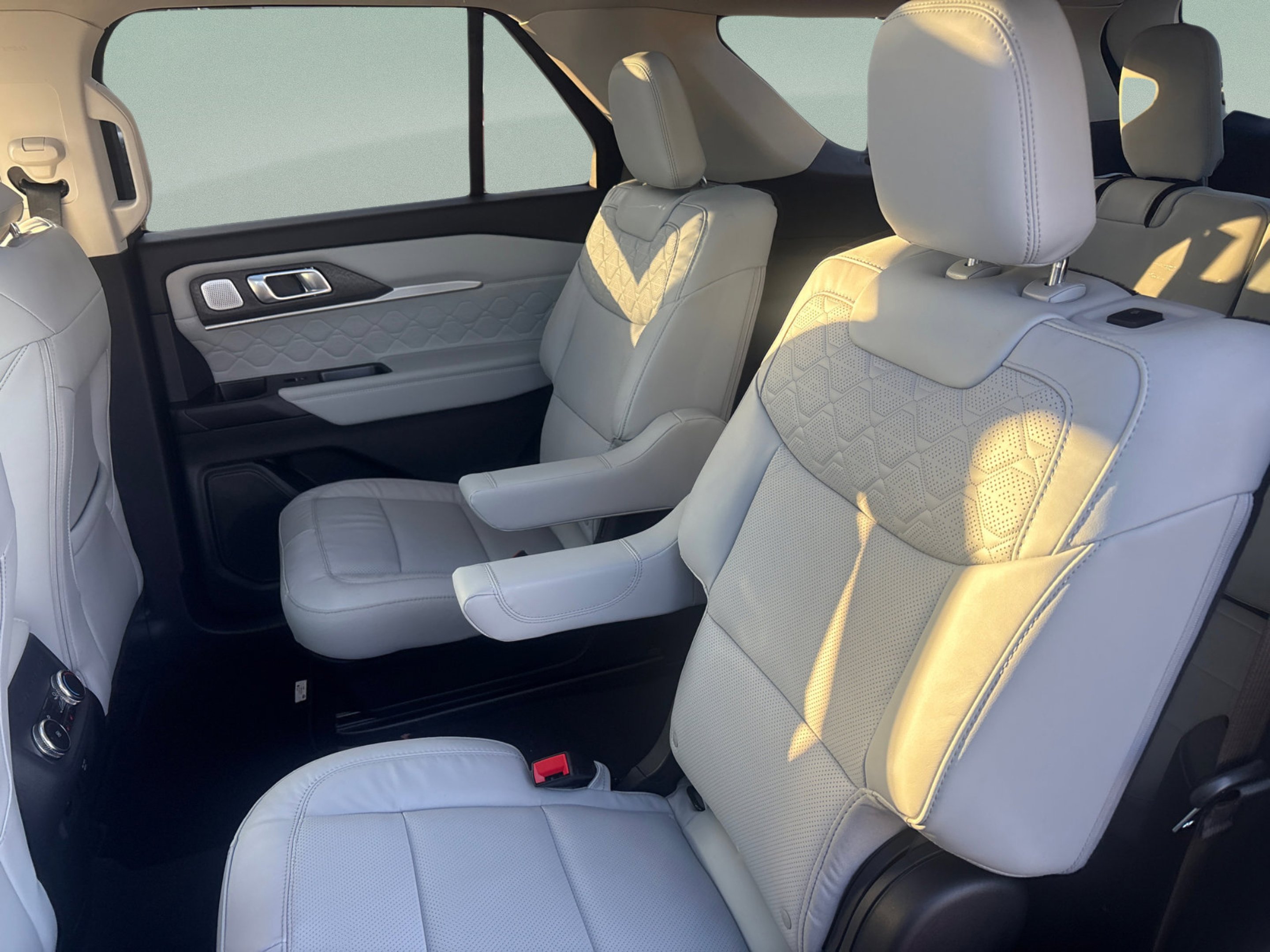 2026 Ford Explorer Platinum - Photo 10