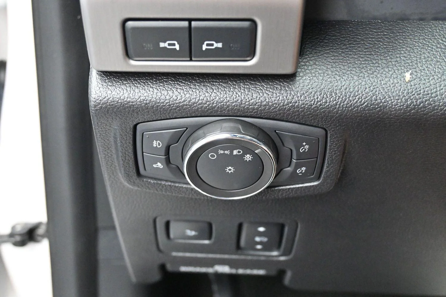 Used 2019 White Platinum Metallic Tri-Coat Ford Platinum image 31