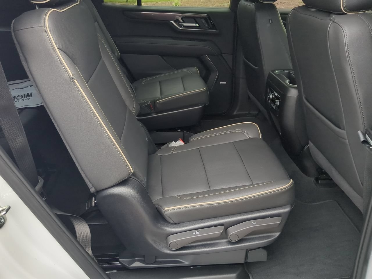 Used 2025 Summit White GMC Elevation image 28