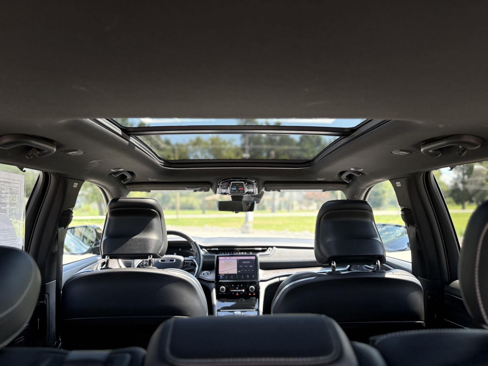 Used 2022 Diamond Black Crystal Pearlcoat Jeep Overland image 13