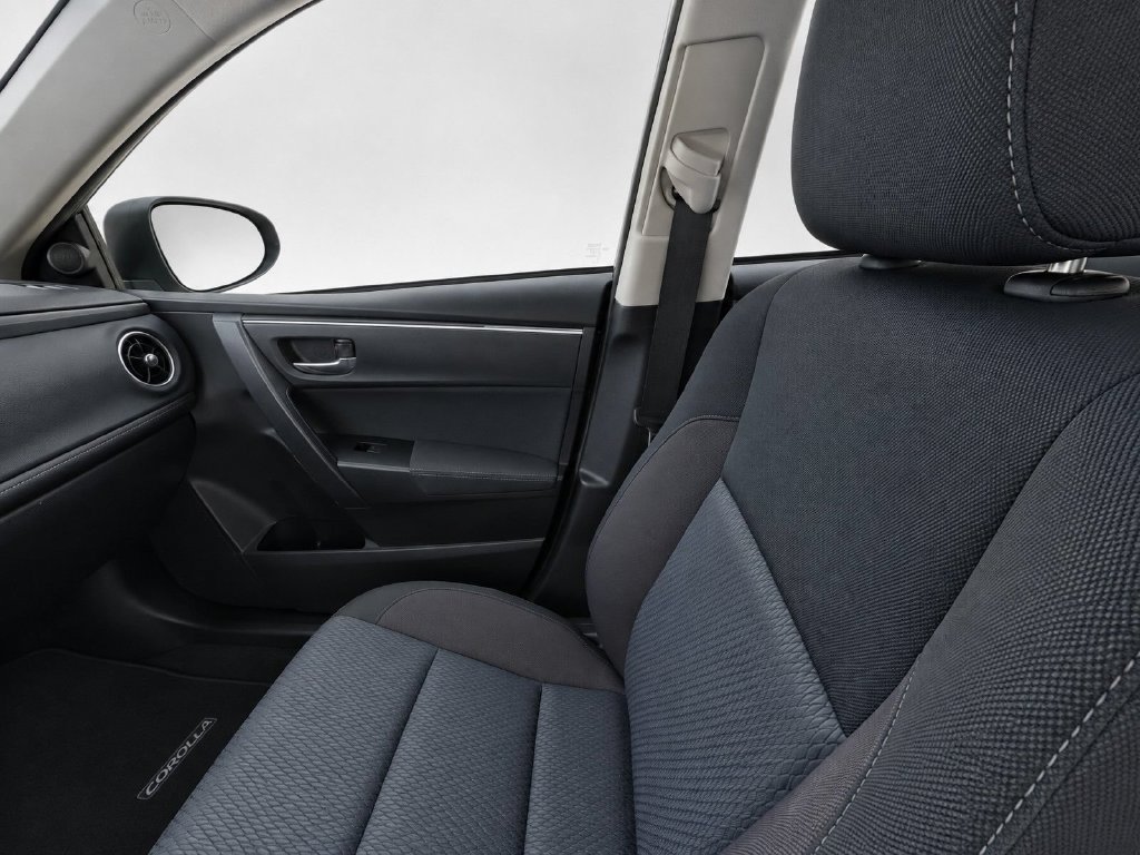 Used 2017 Silver Toyota LE image 13