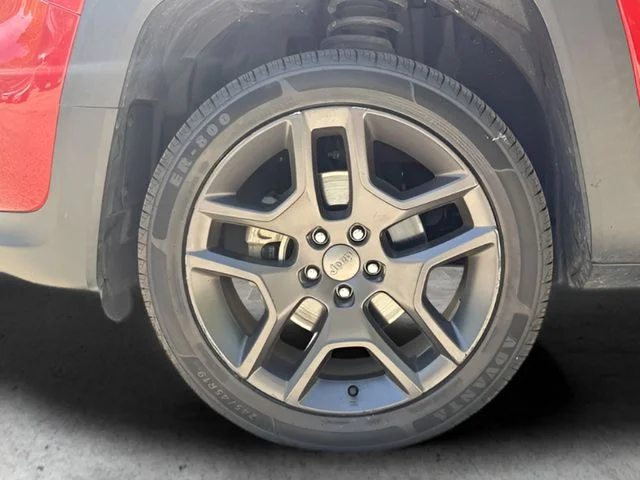 Used 2022 Red Jeep Latitude image 28
