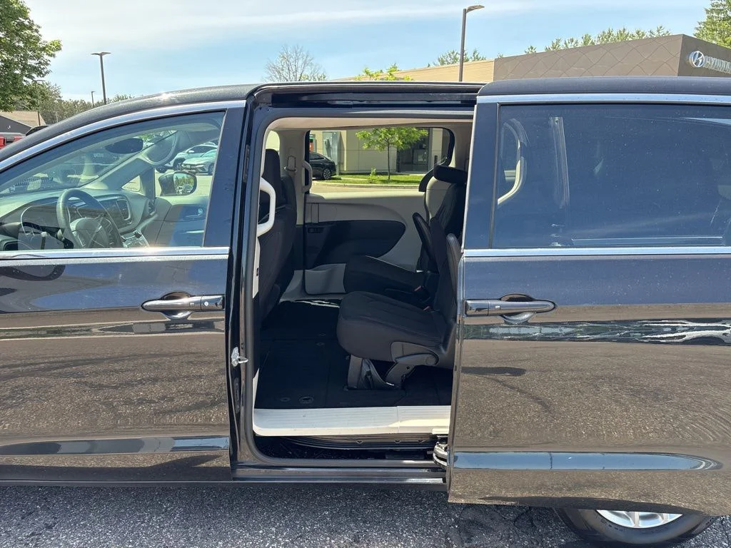 Used 2017 Brilliant Black Crystal Pearlcoat Chrysler Touring image 22
