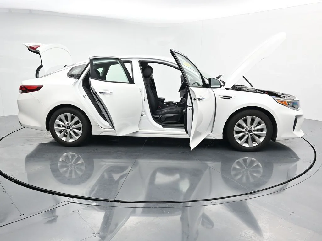 Used 2018 White Kia S image 37