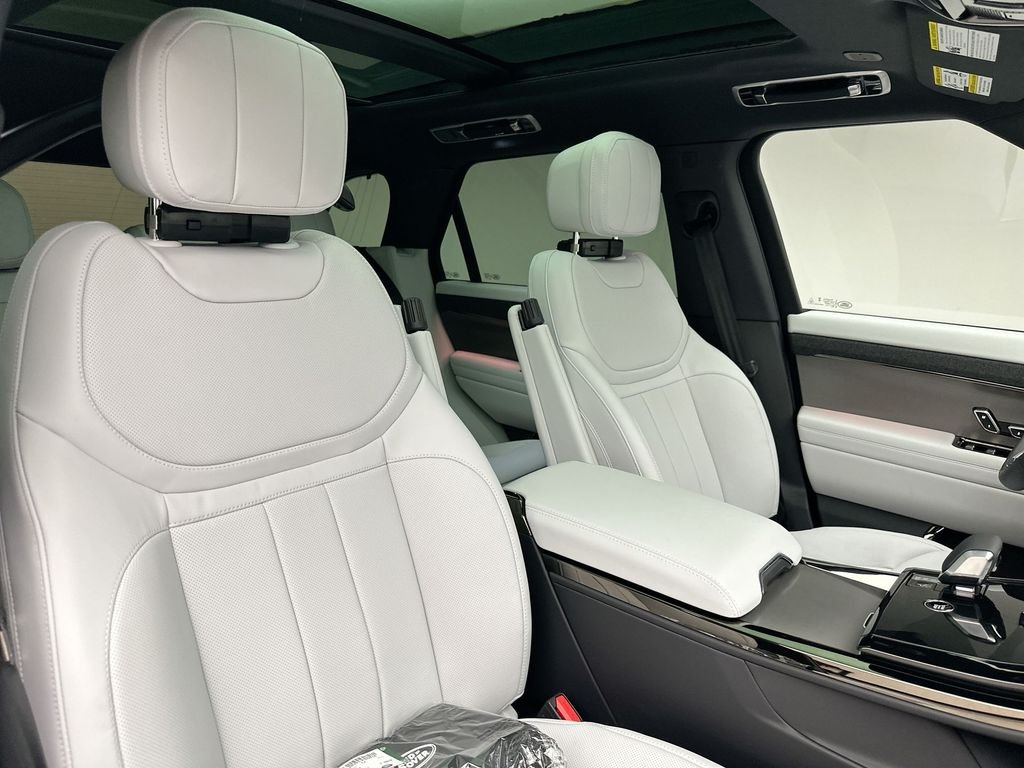 New 2027  Land Rover SE image 6