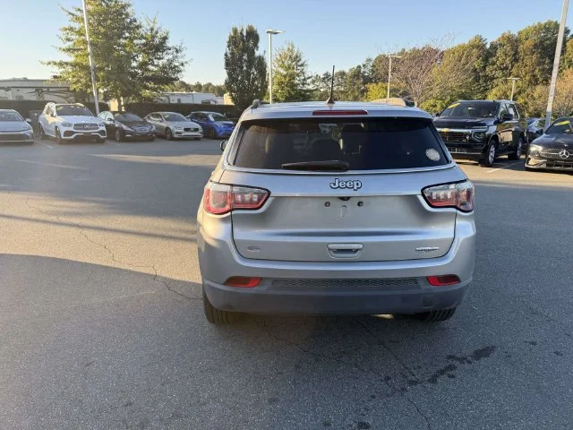 Used 2018 Silver Jeep Latitude image 7