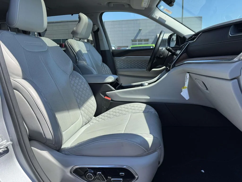 Used 2022 Silver Jeep Summit image 14