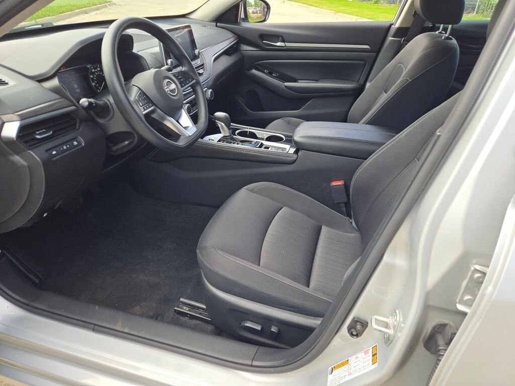 Used 2023 Silver Nissan 2.5 SV image 18