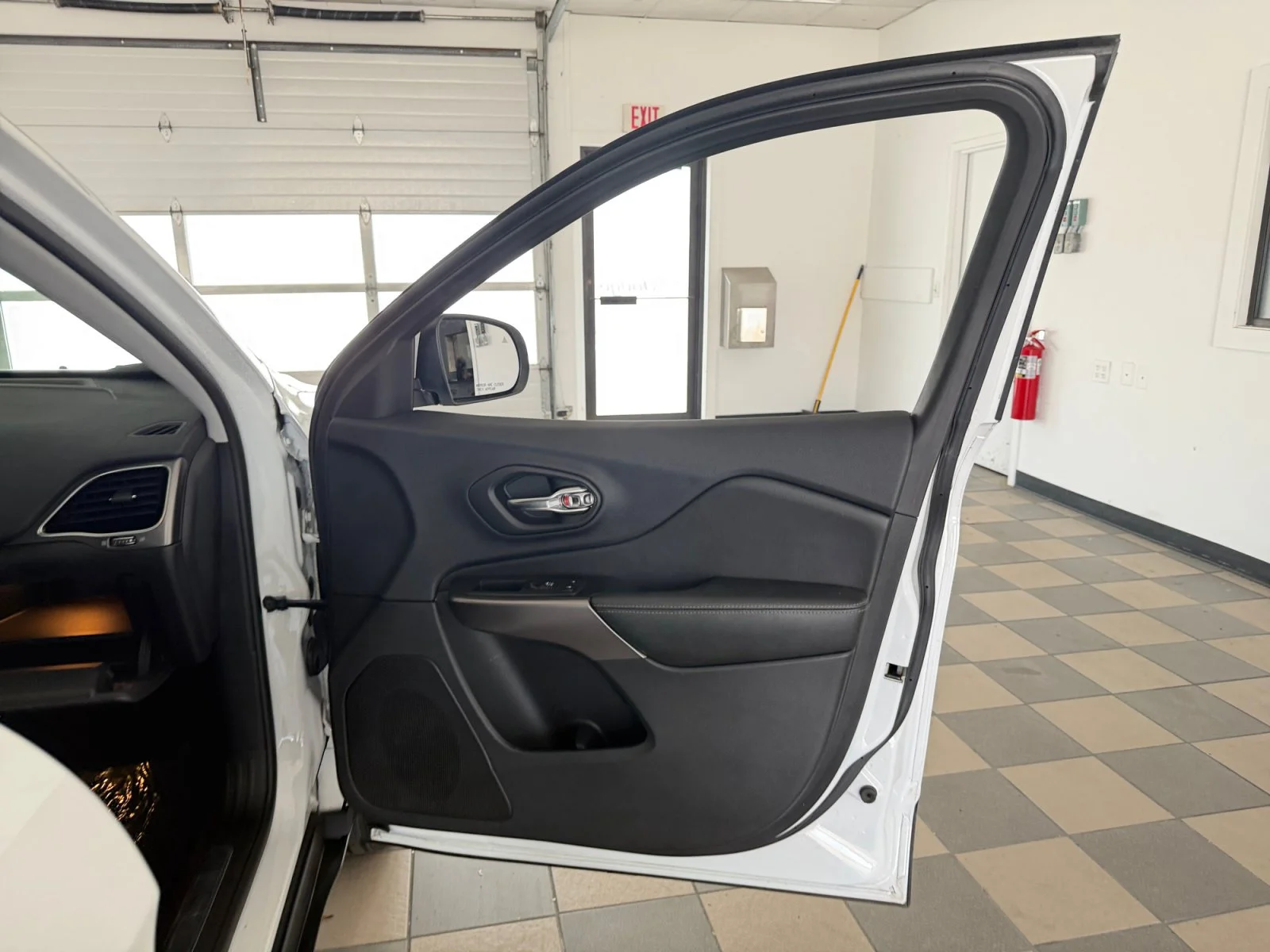 Used 2019 Bright White Clearcoat Jeep Limited image 33