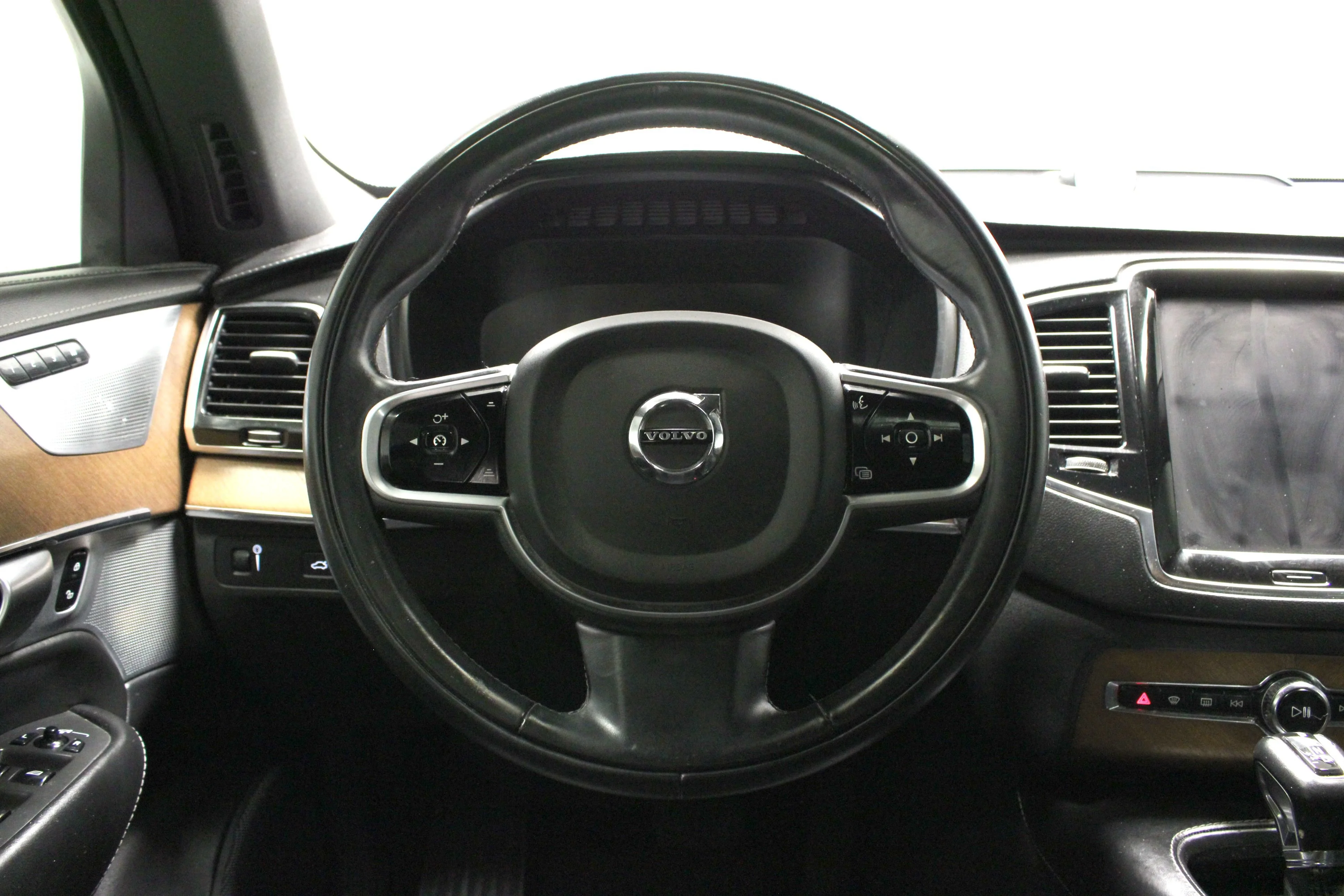 Used 2018 Bright Silver Metallic Volvo T6 Inscription image 24