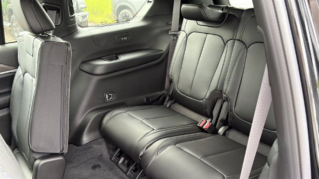 New 2027 High-Gloss Black Paint Jeep Limited image 23