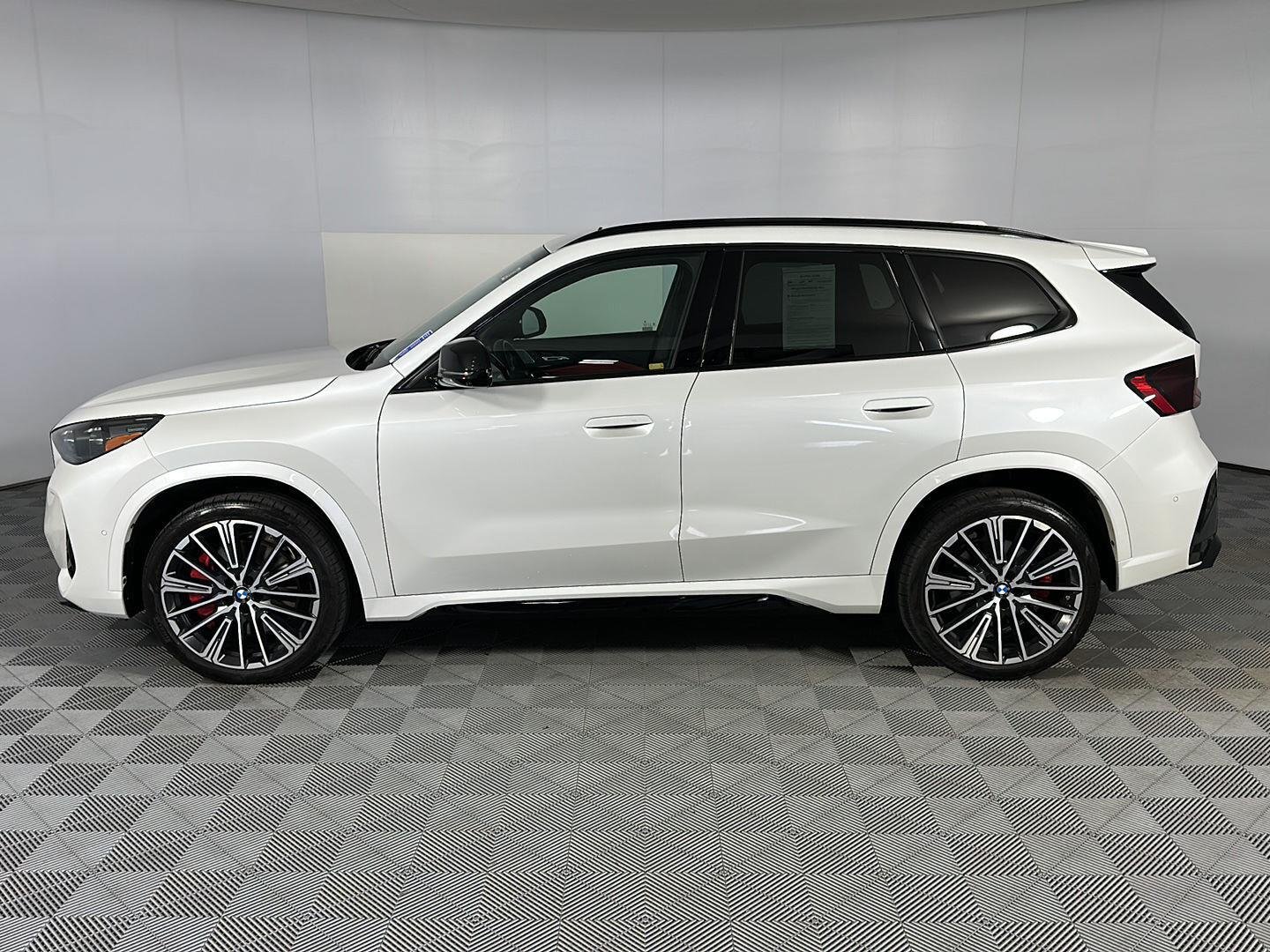 Used 2024 Mineral White Metallic BMW M35i image 5