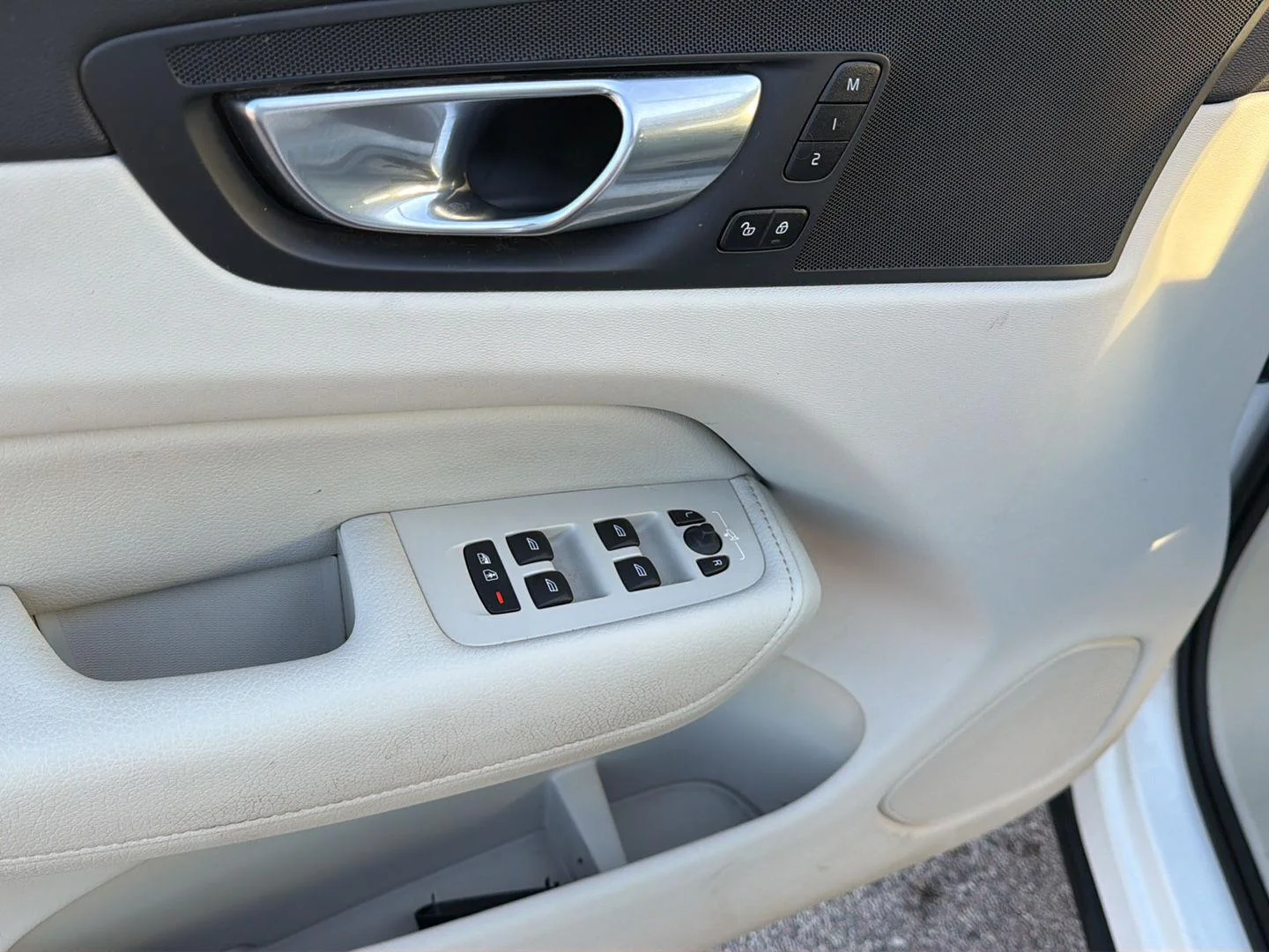 Used 2022  Volvo Momentum image 12