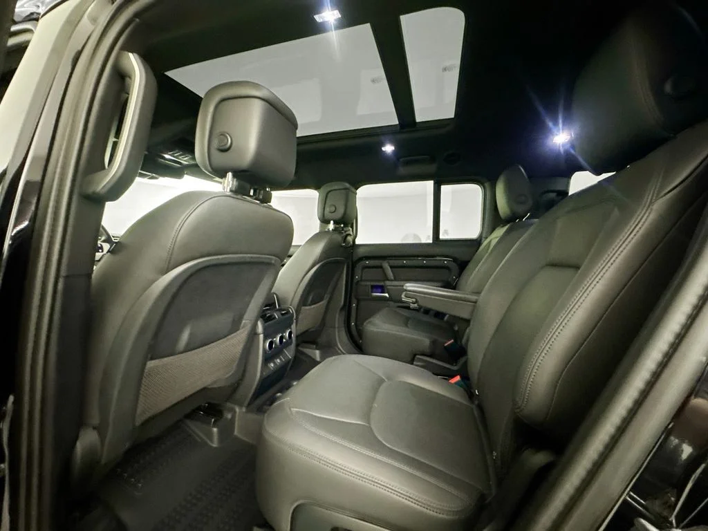 Used 2025 Black Land Rover X-Dynamic SE image 22