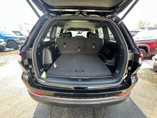 New 2026 Diamond Black Crystal Pearl-Coat Exterior Paint Jeep Altitude image 12