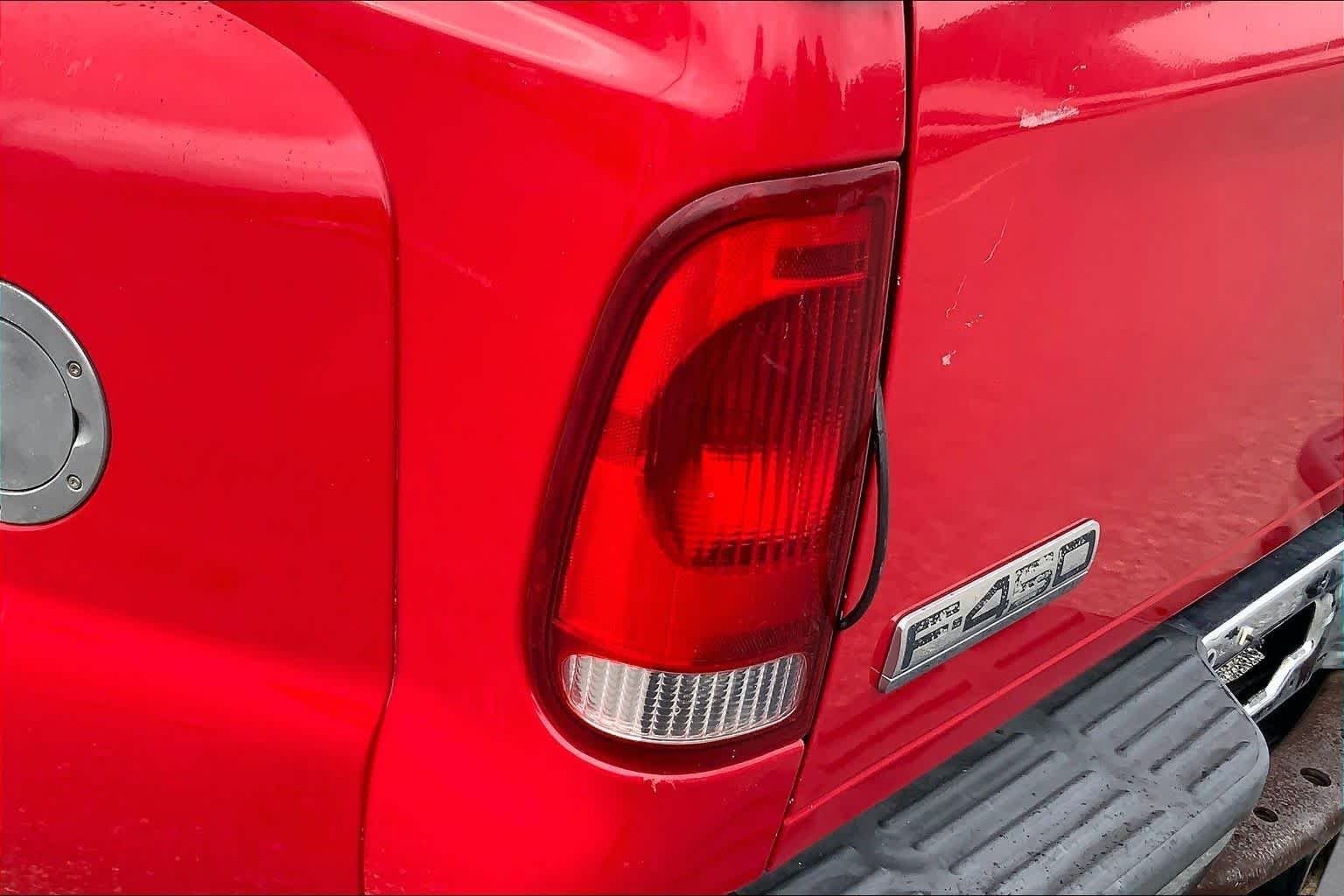 Used 2005 Red Ford Lariat image 26