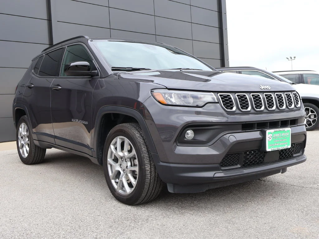 Used 2024 Gray Jeep Latitude Lux image 6