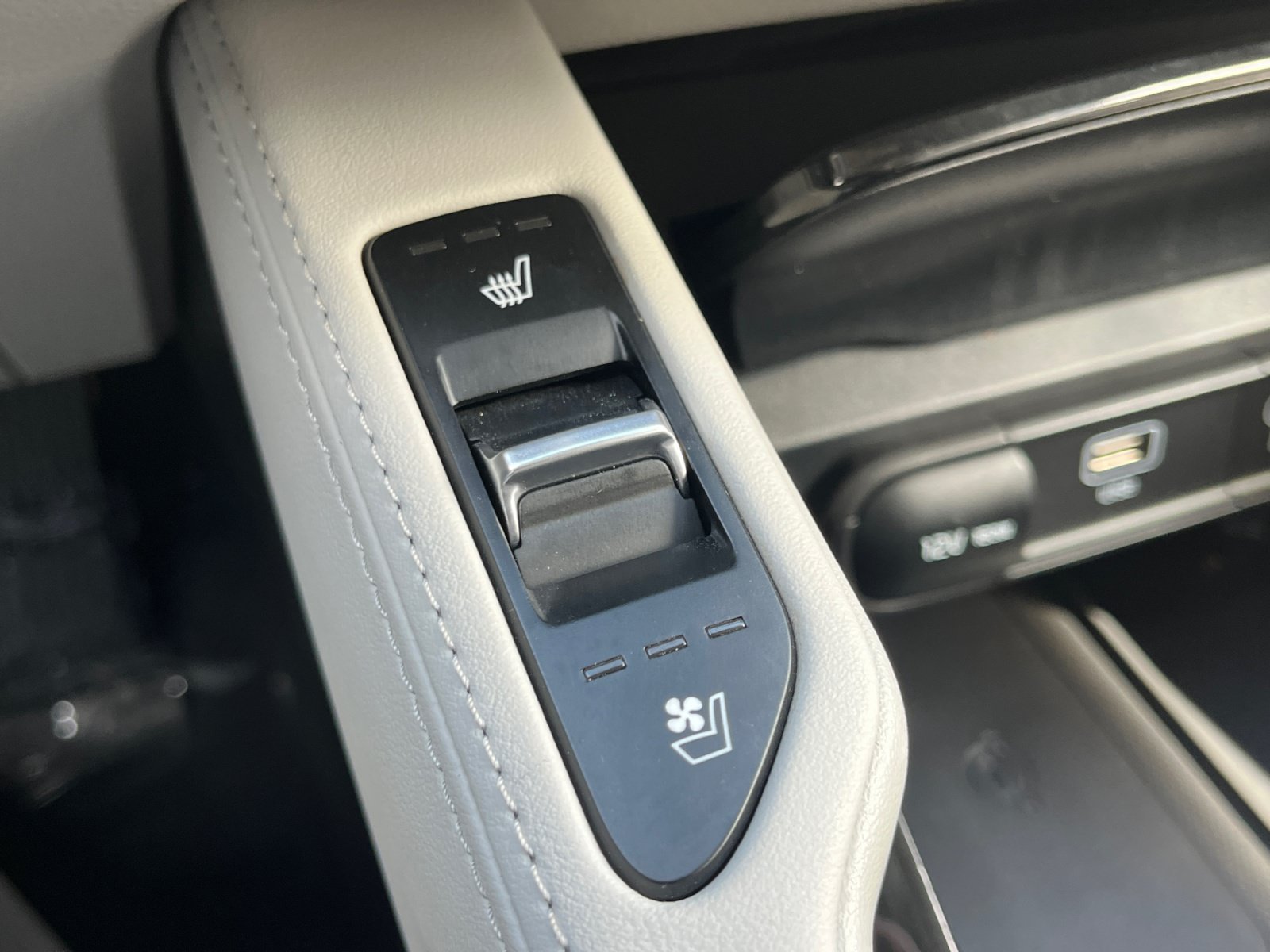Used 2023 White Kia EX image 20