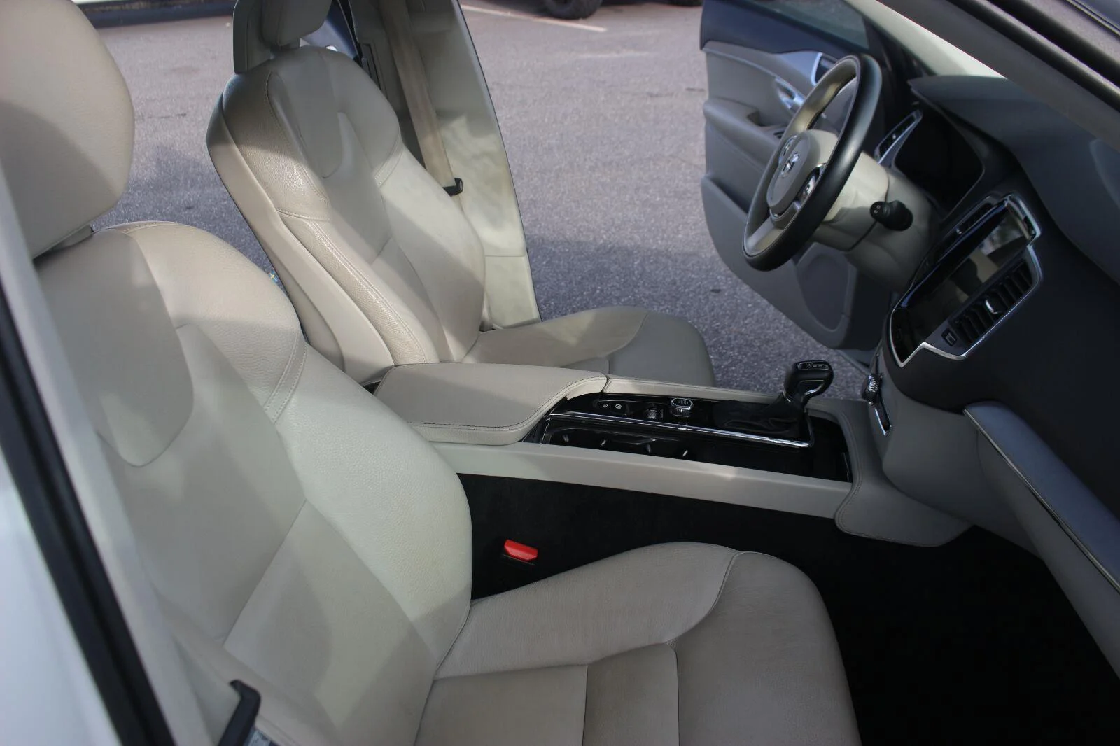 Used 2021  Volvo Momentum image 31