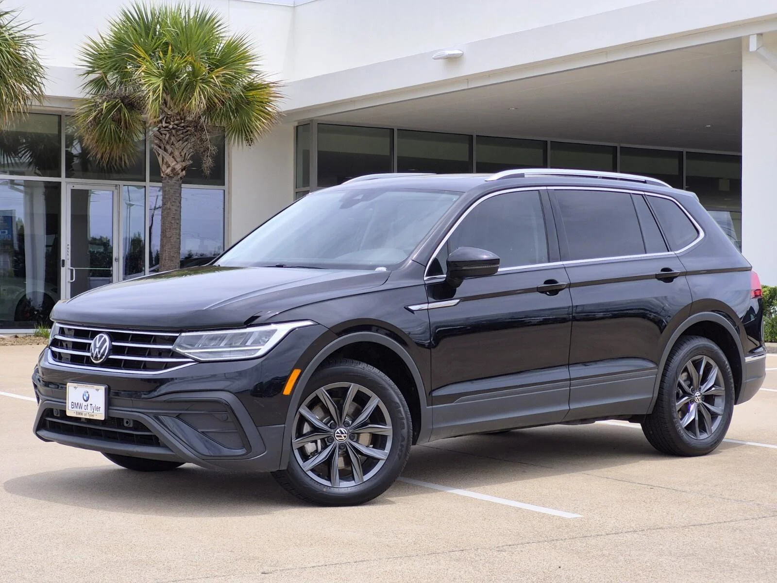 2023 Volkswagen Tiguan 2.0T SE's photo