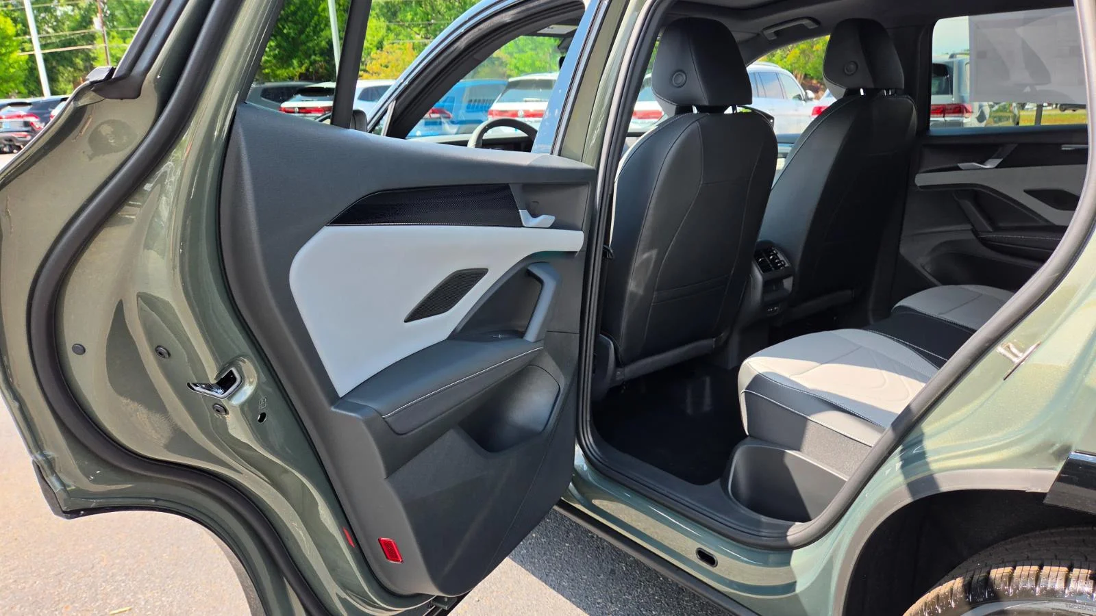 New 2026 Avocado Green w/Deep Black Roof Volkswagen SE R-Line Black image 40