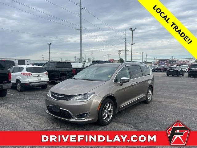 2017 Chrysler Pacifica Limited's photo