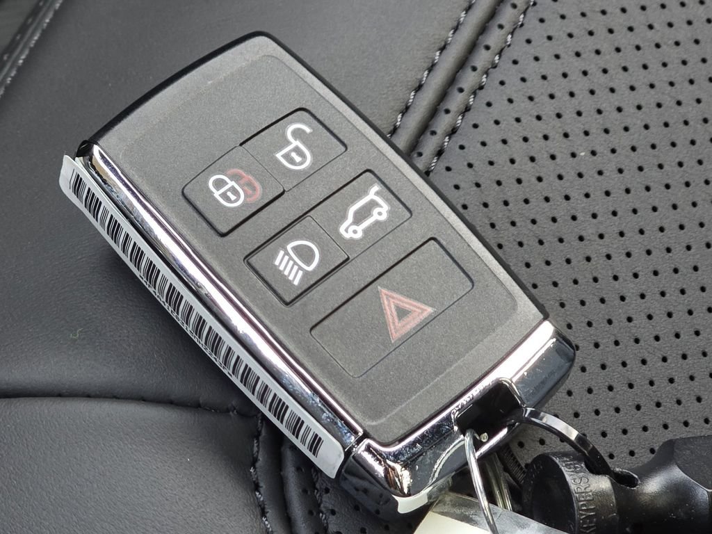 New 2026 Fuji White Land Rover X-Dynamic se image 40