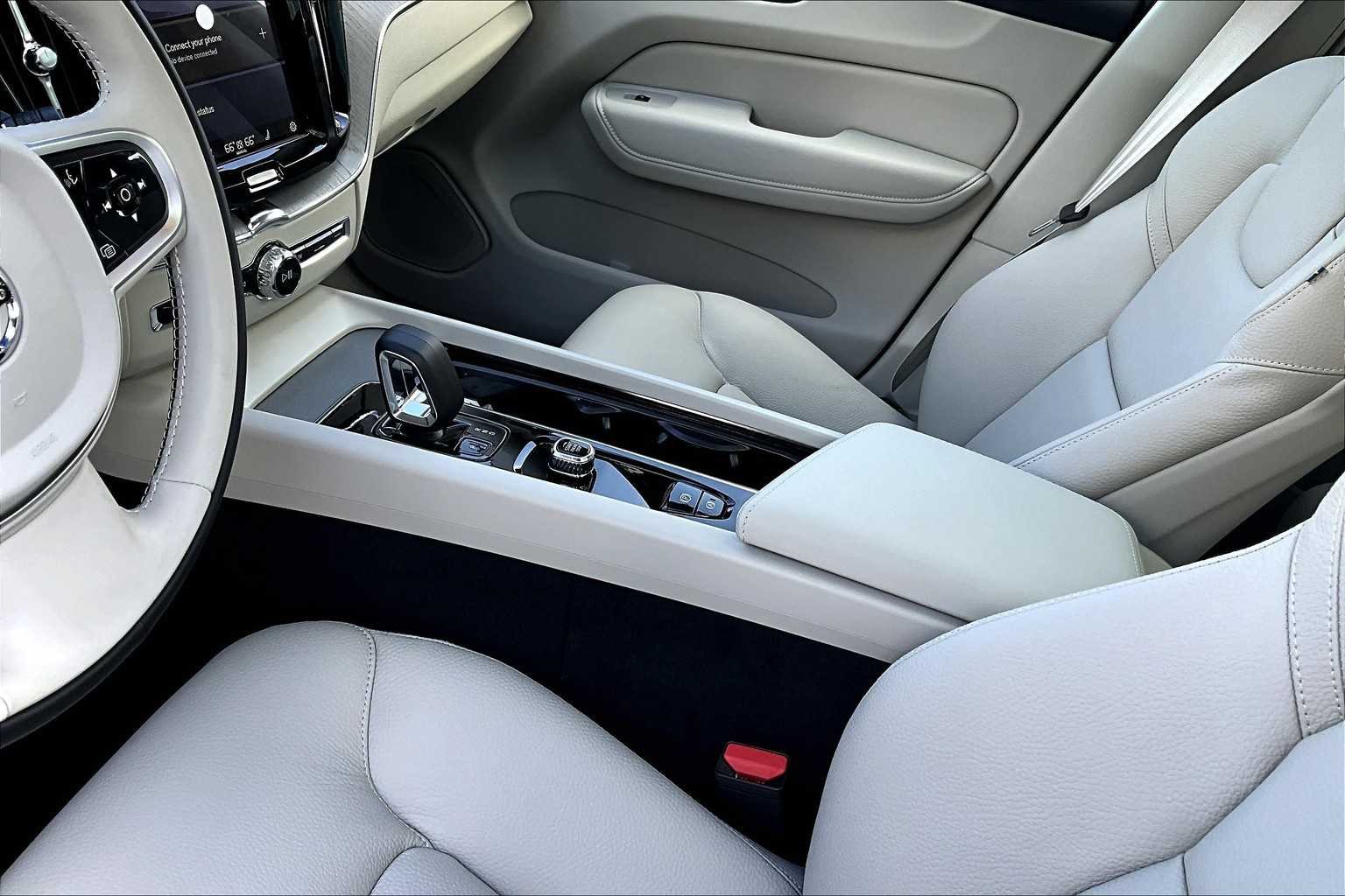 2025 Volvo XC60 Plus - Photo 10