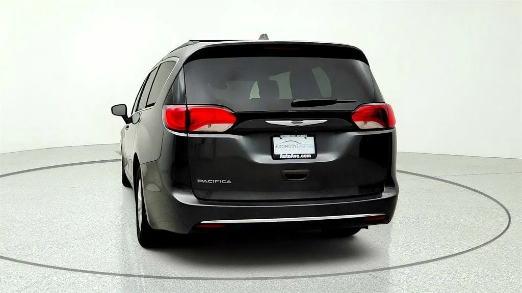 Used 2017 Granite Crystal Metallic Clearcoat Chrysler Touring-L 4dr Wagon 8-Seater w/ SafetyTec & Uconnect 8.4 image 6