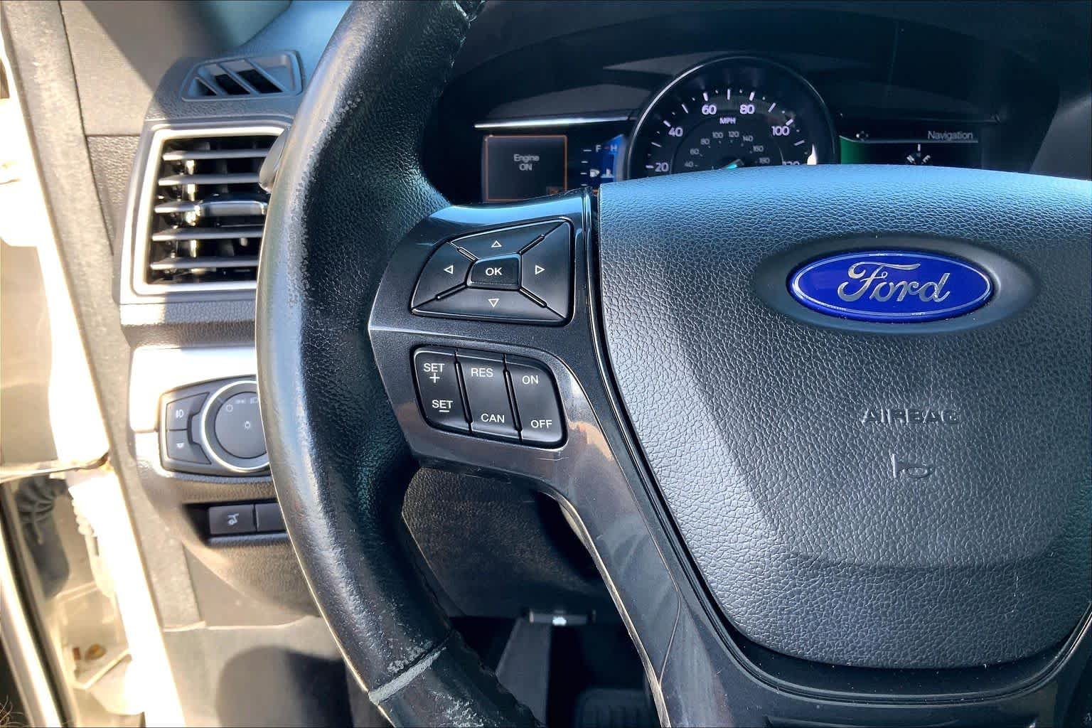 Used 2017 White Platinum Metallic Tri-Coat Ford XLT image 24