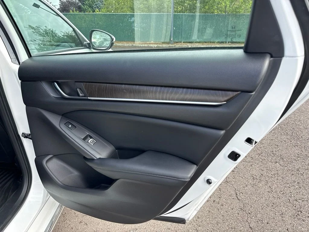Used 2018 Platinum White Pearl Honda Touring image 25