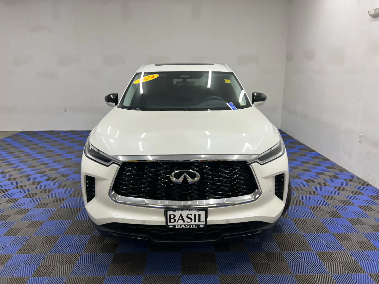 Used 2024 WH INFINITI LUXE image 2