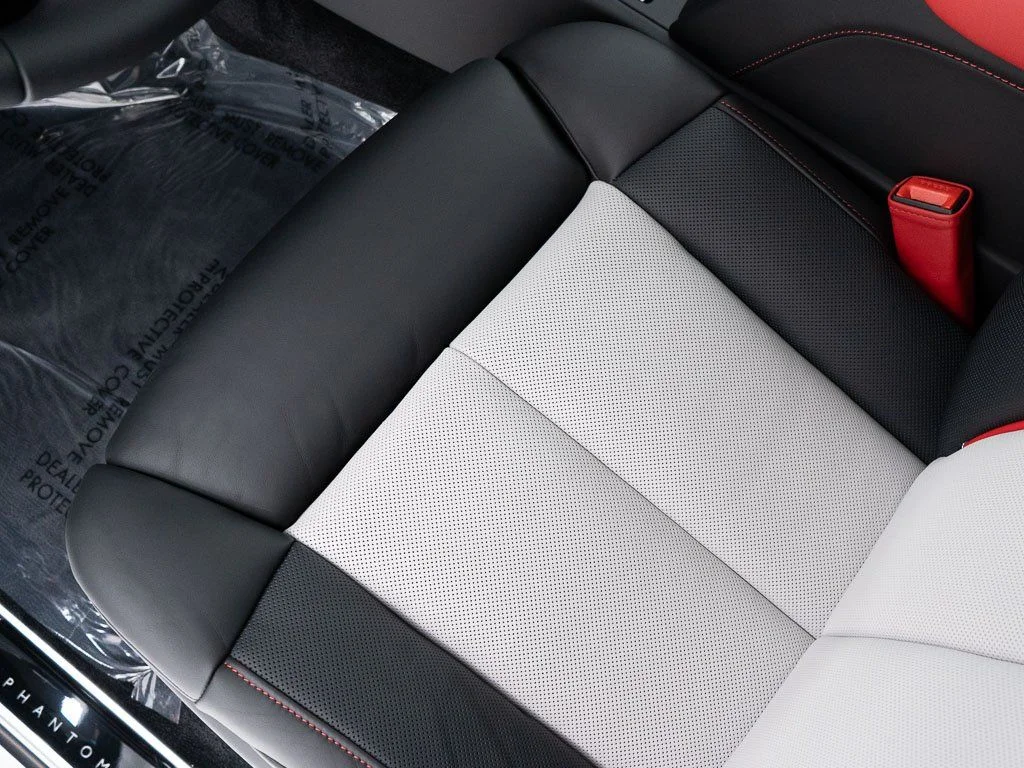 Used 2026 Black Diamond over Iguazu Blue Rolls-Royce  image 19